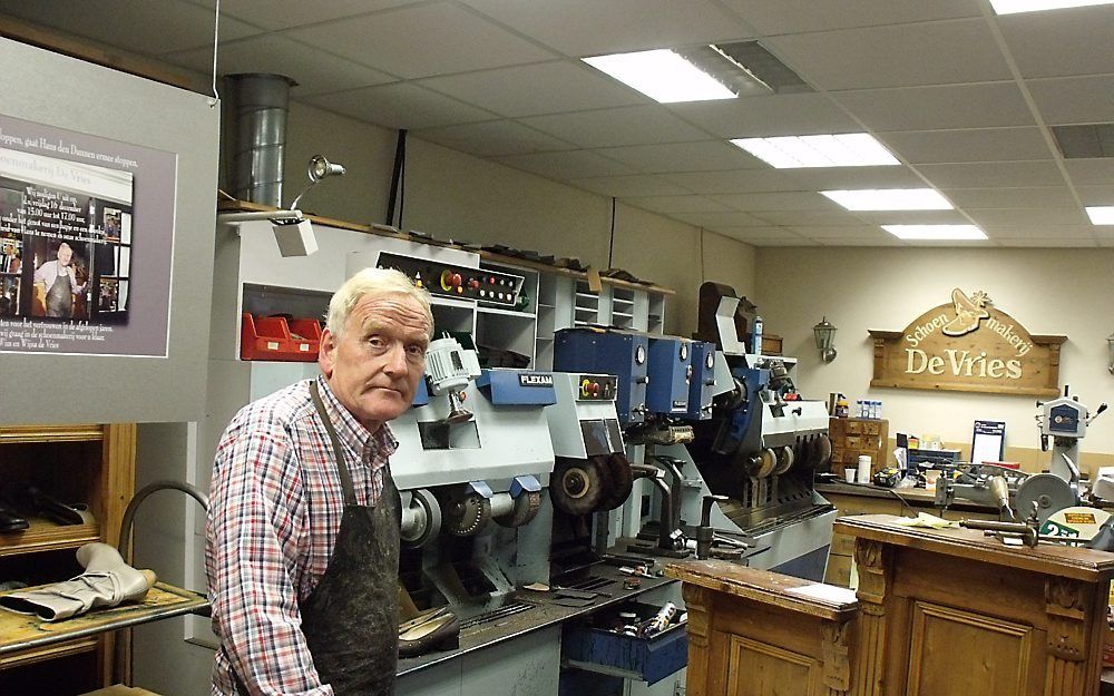 De Lekkerkerkse schoenmaker Hans den Dunnen neemt vrijdag na vijftig jaar afscheid. Foto Dick den Braber