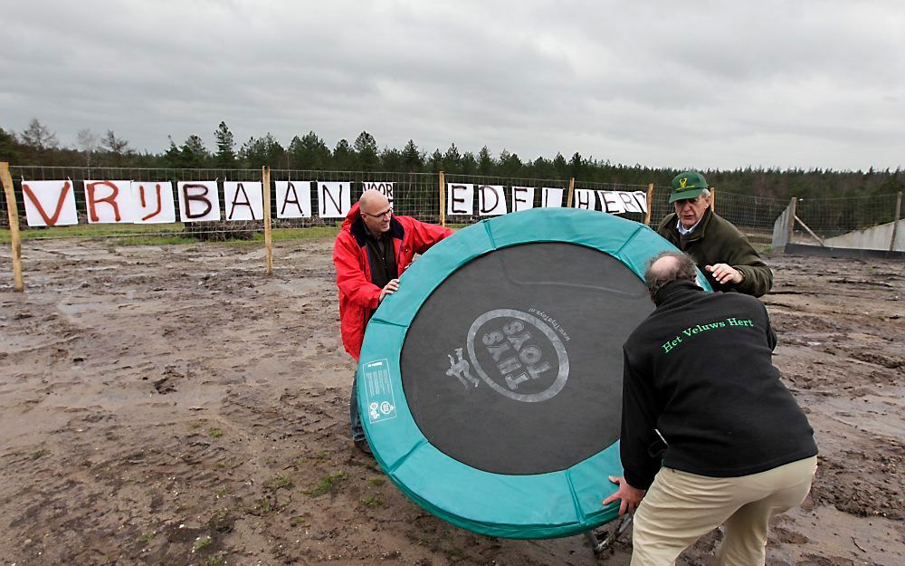 Drie leden van Vereniging het Edelhert plaatsten donderdagmorgen een trampoline op het ecoduct Tolhuis bij Heerde. De vereniging is boos omdat er op het wildviaduct een hek is geplaatst om groot wild tegen te houden. Foto RD, Anton Dommerholt