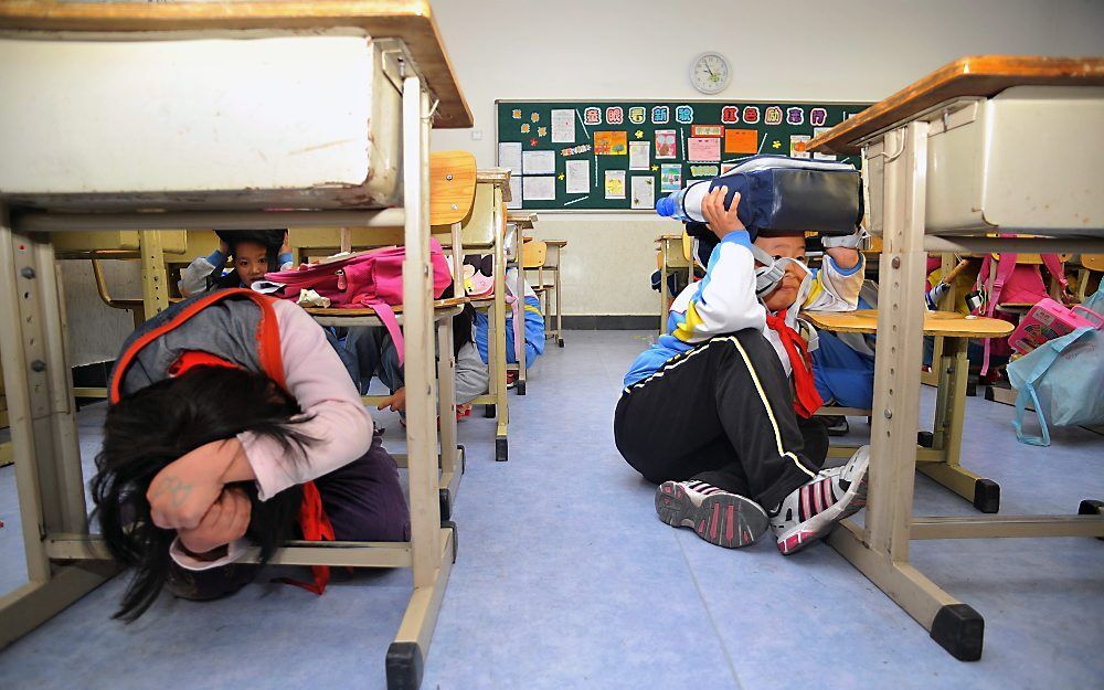 Kinderen op een school in het Chinese Qingdao tijdens een oefening. Foto EPA