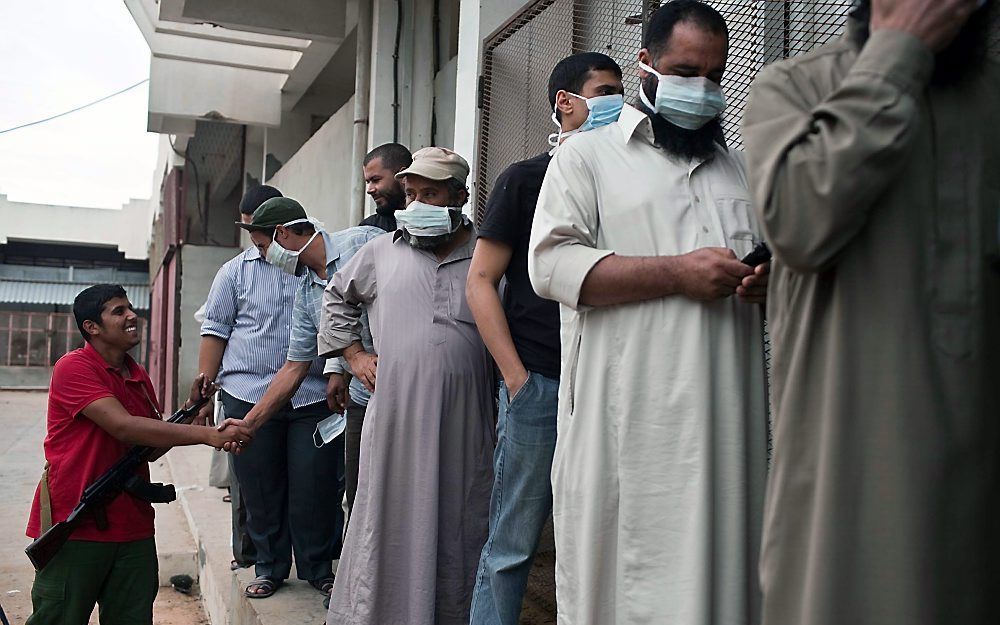 Libiërs in Misurata in de rij om het lichaam van Gaddafi te zien. Foto EPA