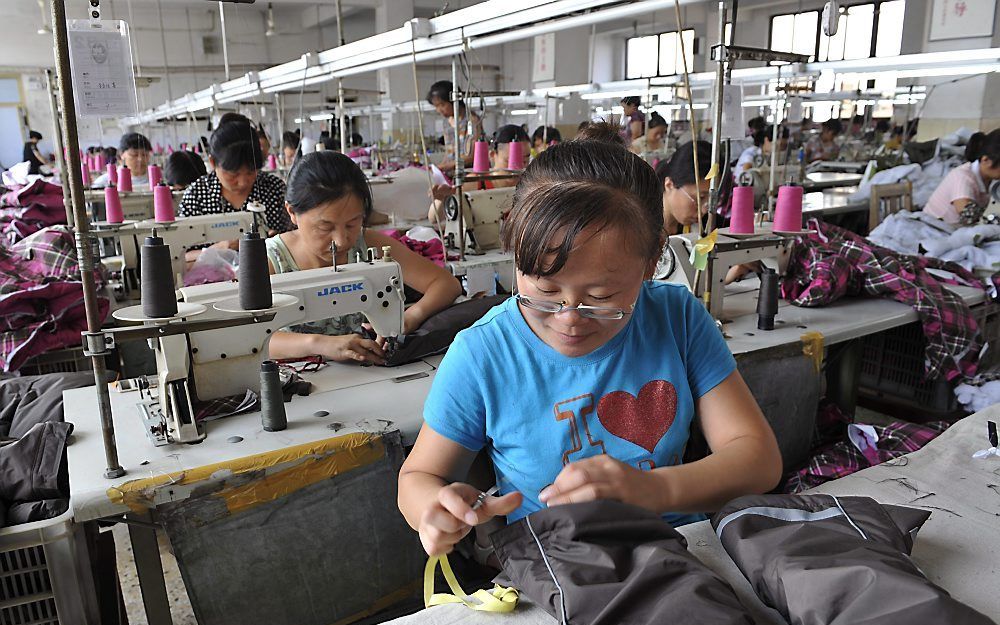 Arbeiders in de Chinese exportindustrie lopen kans hun baan te verliezen als gevolg van de eurocrisis. Foto EPA