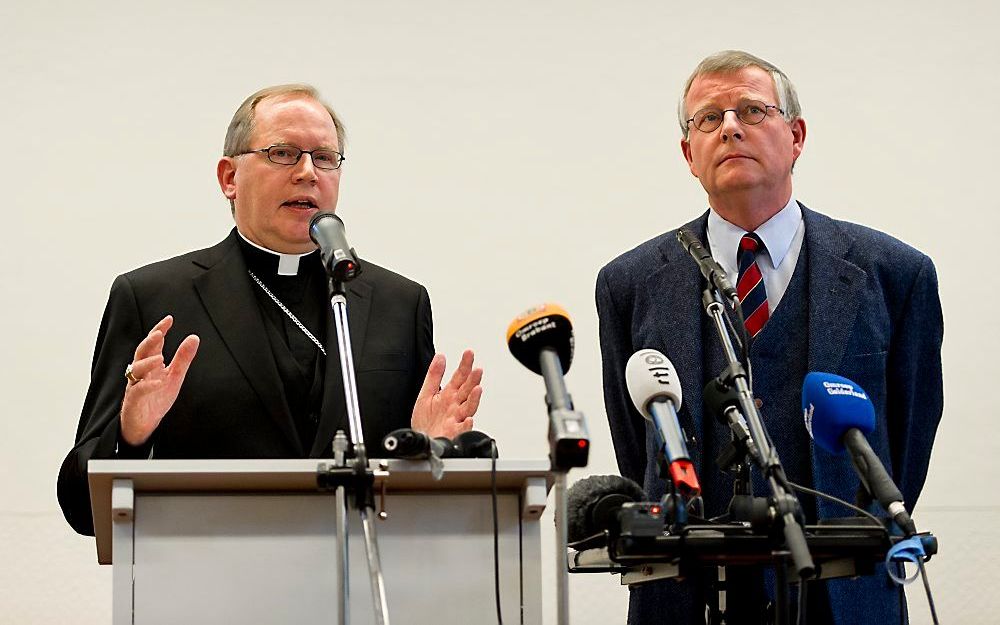 Aartsbisschop dr. W. J. Eijk (links) tijdens de persconferentie naar aanleiding van de presentatie van het onderzoek van de commissie-Deetman. Foto ANP