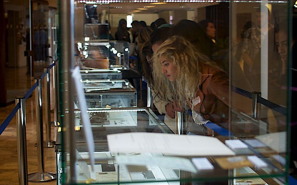 Scholieren bekijken de tentoonstelling over het Eichmannprocess in de Knesset. Foto Alfred Muller