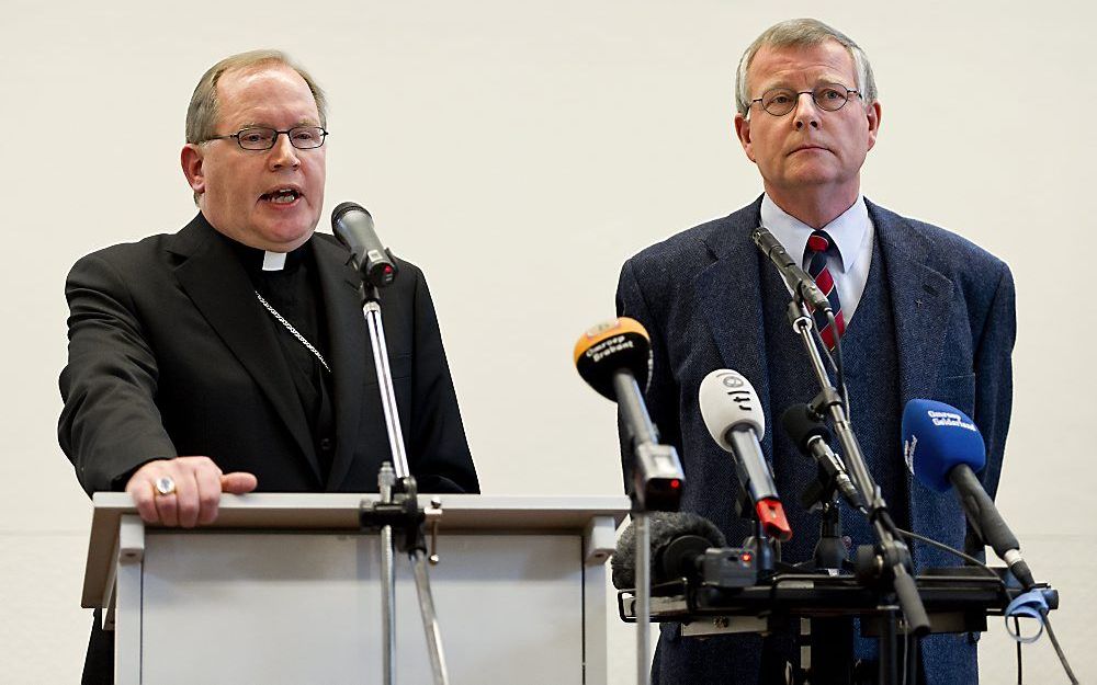 Aartsbisschop Wim Eijk en voorzitter Cees van Dam van de KNR. Foto ANP