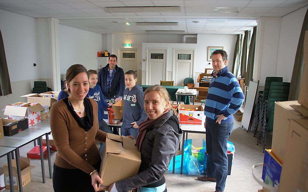 Bij de gereformeerde gemeente en de gereformeerde gemeenten in Nederland in Gouda werden zaterdagochtend etenswaren ingezameld voor de Voedselbank. Foto ProteXt