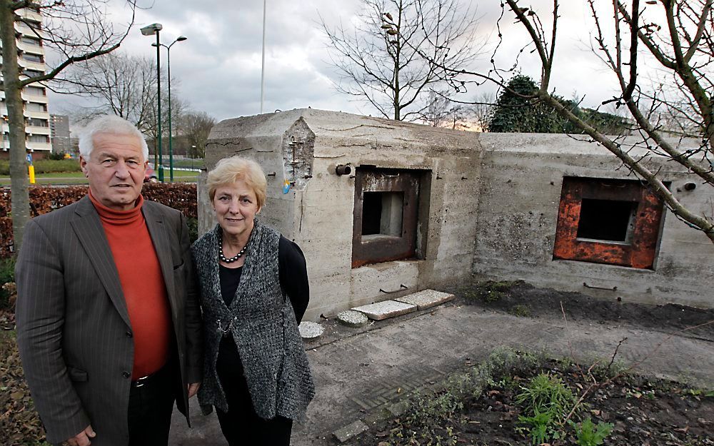 Ton en Betty Valkenburg bij de kazemat in de achtertuin van hun woning in Veenendaal. Het betonnen verdedigingswerk, dat deel uitmaakt van de Grebbelinie, ondergaat een restauratie. Foto RD, Anton Dommerholt