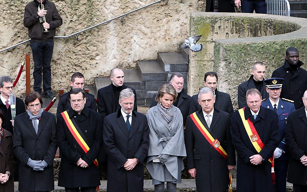 De Belgische premier Di Rupo (l.), de burgemeester van Luik, kroonprins Philippe en princess Mathilde bij de herdenking in Luik. Foto EPA