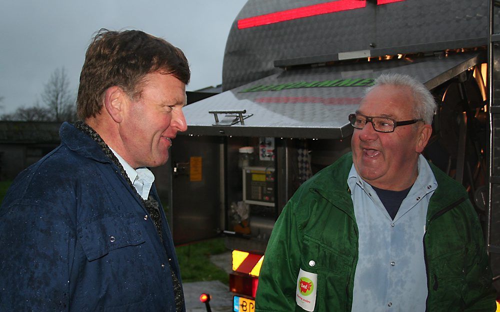 Melkrijder Van Kranenburg rijdt op oudejaarsdag zijn laatste ronde door de Vijfheerenlanden. Foto André Bijl