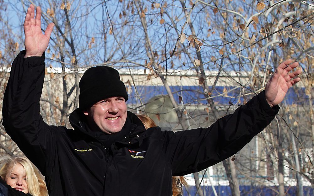 Astronaut André Kuipers is op weg gegaan naar de raket die hem woensdag naar de ruimte zal brengen. Hij verliet enkele uren voor de lancering de quarantaineruimte in Bajkonoer, waar hij de laatste weken opgesloten zat. Foto EPA