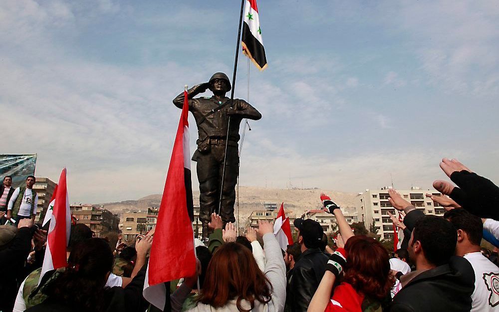 Regelmatig hebben dezer dagen in Syrië ook betogingen vóór het regime plaats, zoals deze week bij de onthulling van een standbeeld ter ere van het Syrische leger op het Umayyadplein in Damascus. Foto EPA