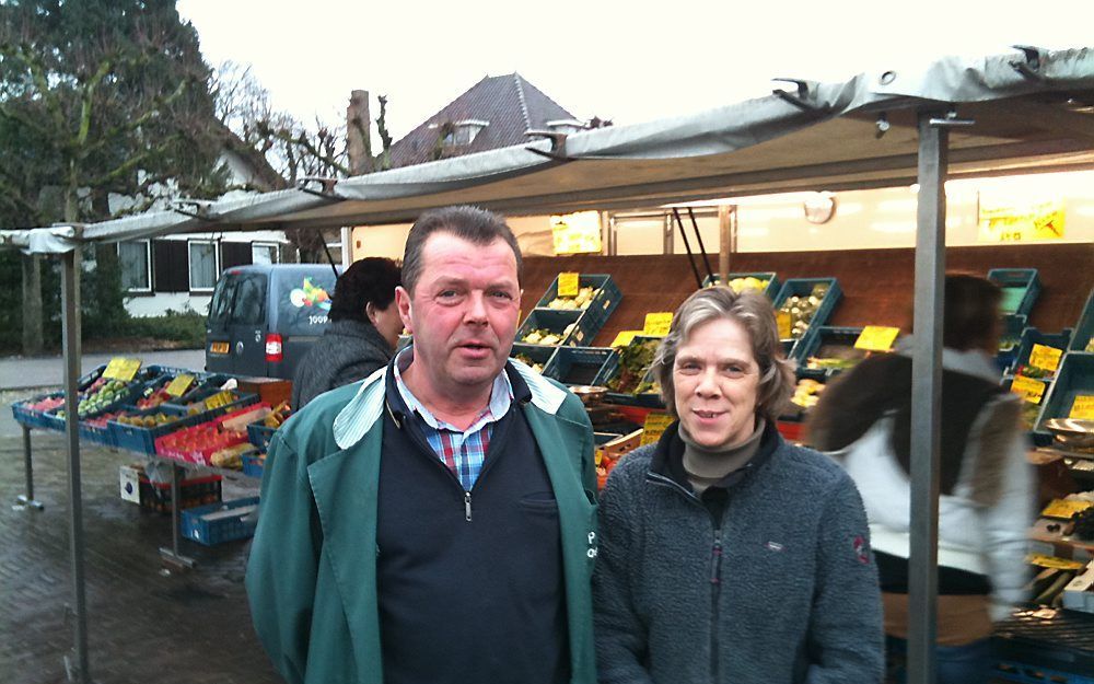 Groenteboer Joop Dammers en zijn vrouw Dina staan zaterdag na 40 jaar voor het laatst op de markt in Dordrecht. Foto RD