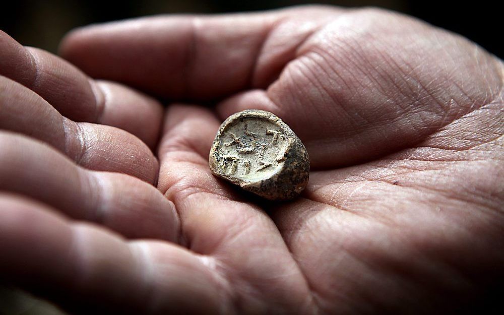 Onder de Oude Stad in Jeruzalem hebben archeologen een zeldzame zegelstempel gevonden. Foto EPA