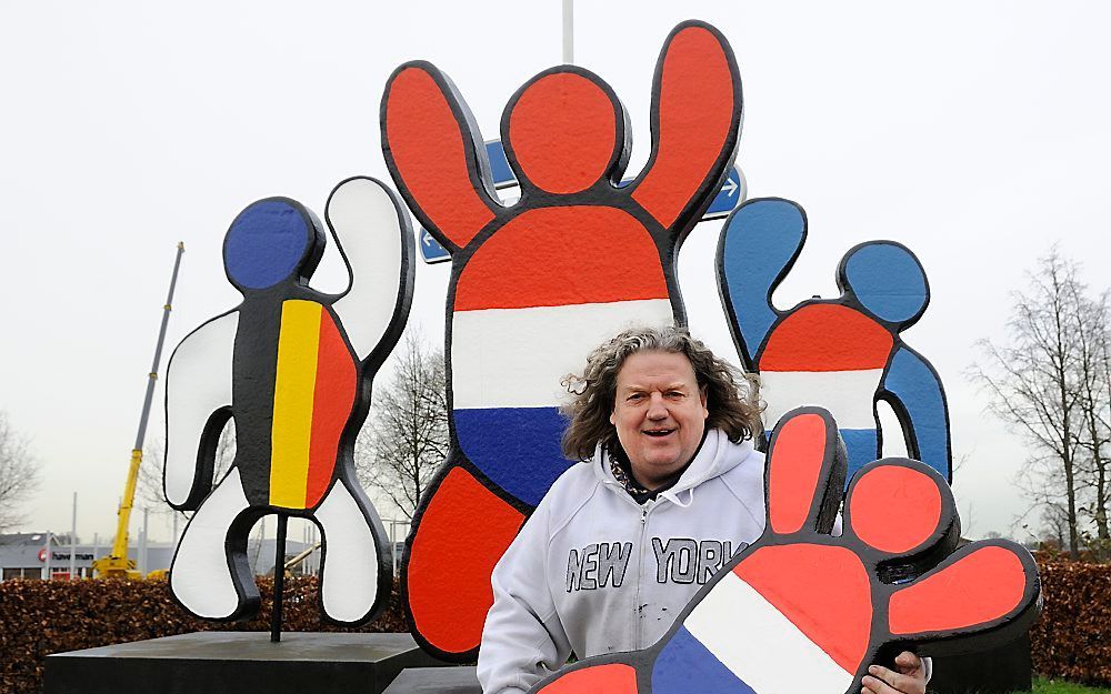 Voor kunstenaar Berrie Martens is het zonneklaar dat het mooiste middelpunt van de Benelux in ieder geval in Chaam ligt. Met zijn kunstwerk wil hij benadrukken dat de inwoners van Chaam blije mensen zijn. Foto Erald van der Aa