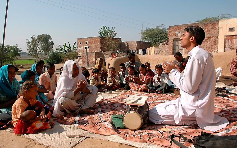 Onderwijs vanuit de Bijbel vindt vanwege het warme klimaat vaak in de open lucht plaats. Foto Mission India