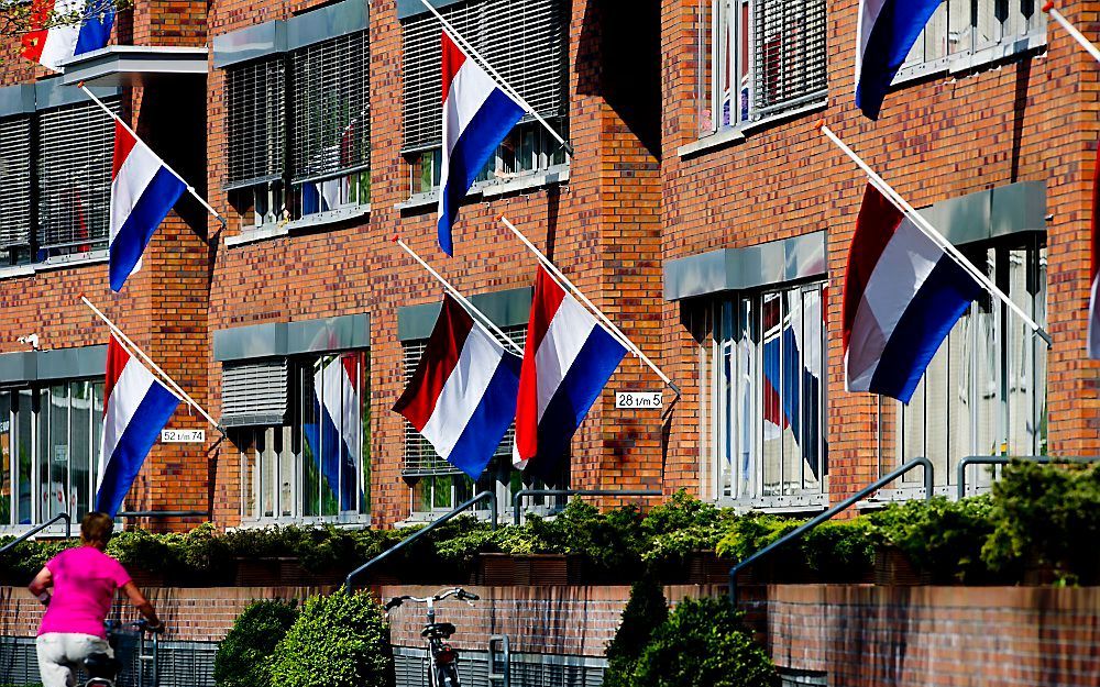 Ter gelegenheid van de herdenking van de slachtoffers in het winkelcentrum in Alphen aan de Rijn hangen de vlaggen halfstok.  Foto ANP