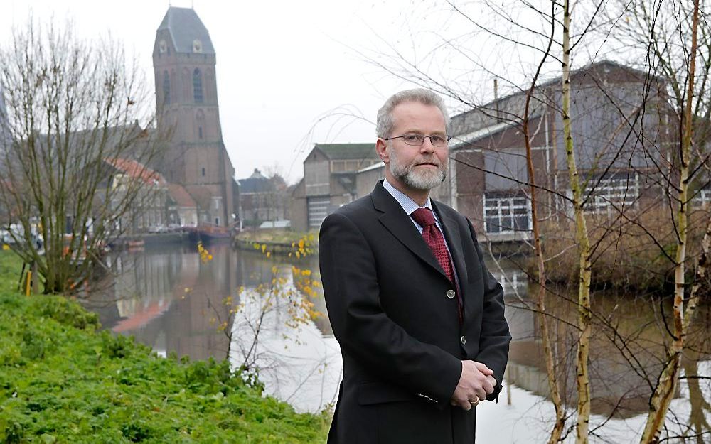 OUDEWATER  – De studeerkamer van ds. De Koning Gans biedt uitzicht op de Grote of Sint-Michaëlskerk in het oude Utrechtse stadje Oudewater, waar het geboortehuis van Arminius nog steeds te zien is. Foto RD, Anton Dommerholt