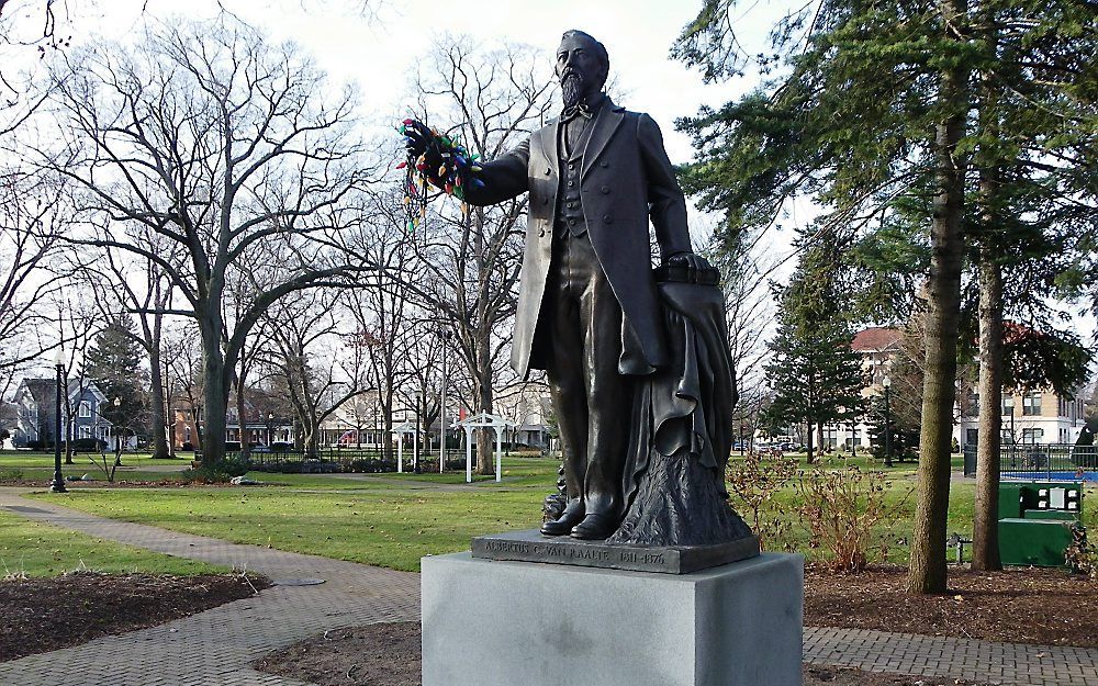 Het standbeeld van ds. A. C. van Raalte in het Centennial Park Holland (Michigan). De afgescheiden ds. Van Raalte vertrok in 1846 met een aantal geestverwanten naar Amerika. Foto RD