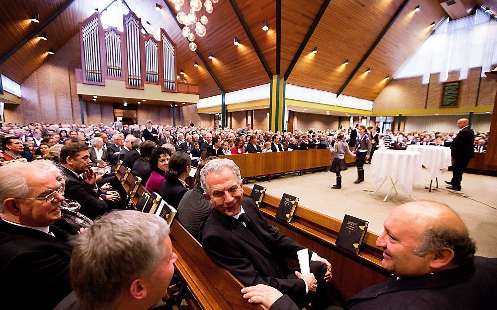 In de Eben Haëzerkerk te Hardinxveld-Giessendam werd woensdag de jaarlijkse Israëldag van de Gereformeerde Gemeenten gehouden. Hoofdsprekers waren ds. W. Silfhout (m.) en de Oekraïense ds. Arkadiy Margulis (r.). Foto Dirk Hol