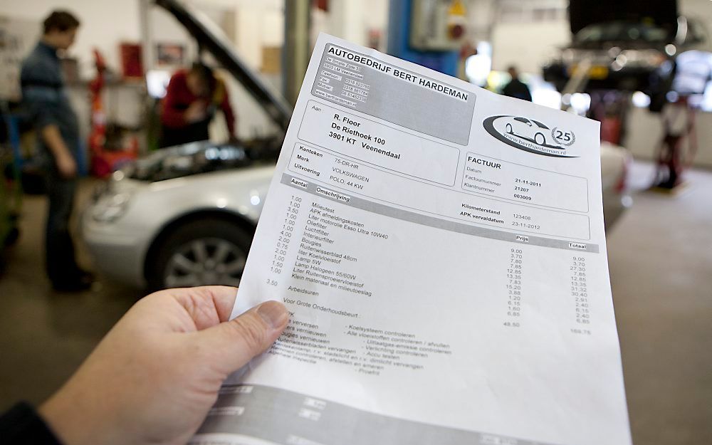 VEENENDAAL – Op de facturen van garagebedrijf Bert Hardeman in Veenendaal zijn de reparaties uitgebreid gespecificeerd. Voor veel autobezitters blijft het gissen naar de precieze betekenis van technische termen. Foto Herman Stöver