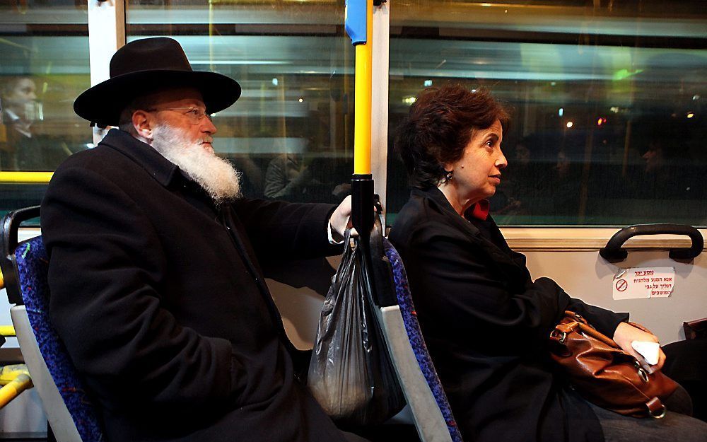 Een vrouw protesteert tegen de scheiding van mannen en vrouwen in de bus. Foto EPA