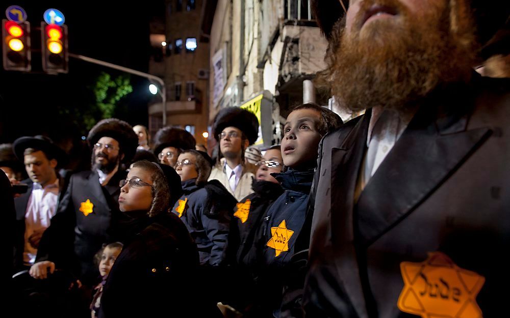 Bij protestacties in Jeruzalem droegen ultraorthodoxen gele jodensterren en gestreepte nazi-kampkleding. Foto EPA