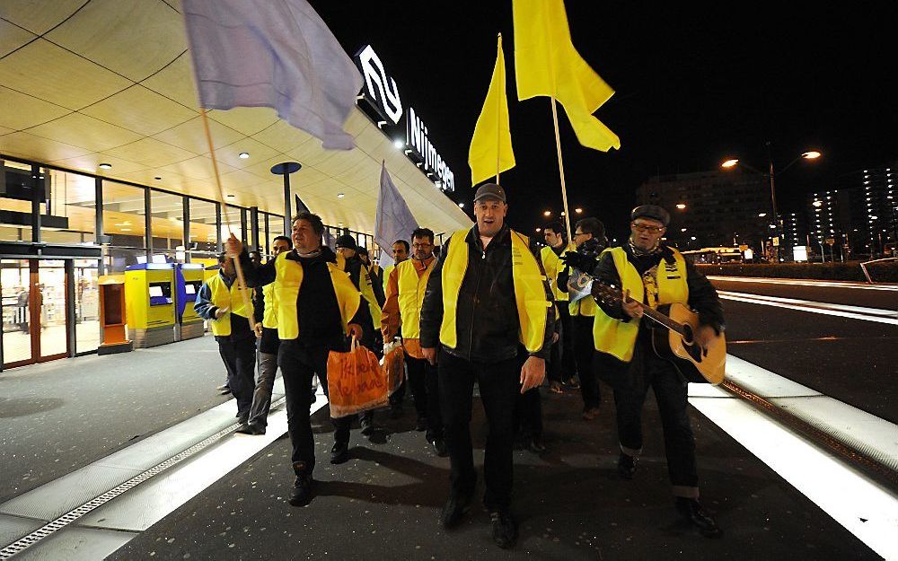 Schoonmakers voeren actie op station Nijmegen. Foto ANP