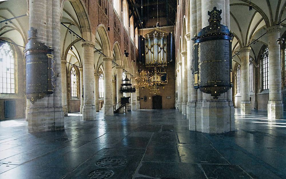 In het schip van de kerk hangt het Van Hagerbeerorgel. Foto uit ”De Pieterskerk in Leiden"