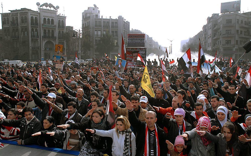 Aanhangers van Assad de straat op. Foto EPA