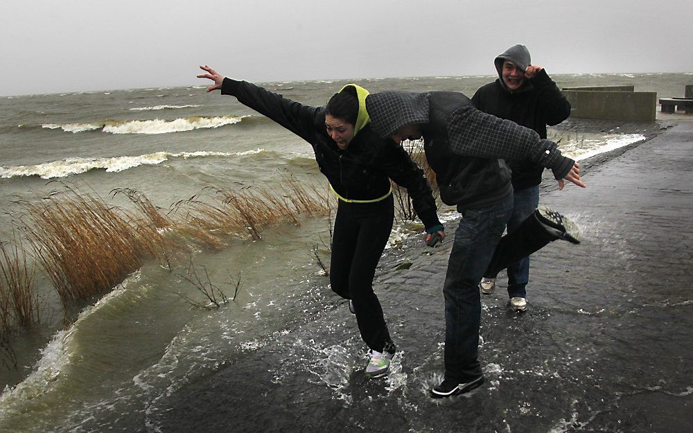 Jongeren trotseren de wind in het Friese Makkum. Foto ANP