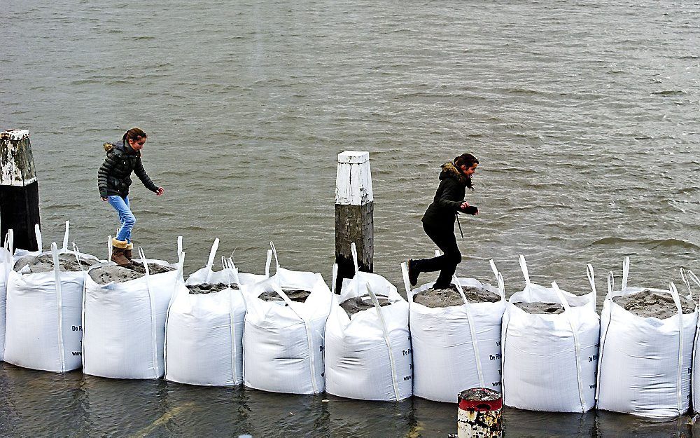 Zandzakken in Zwijndrecht. Foto ANP