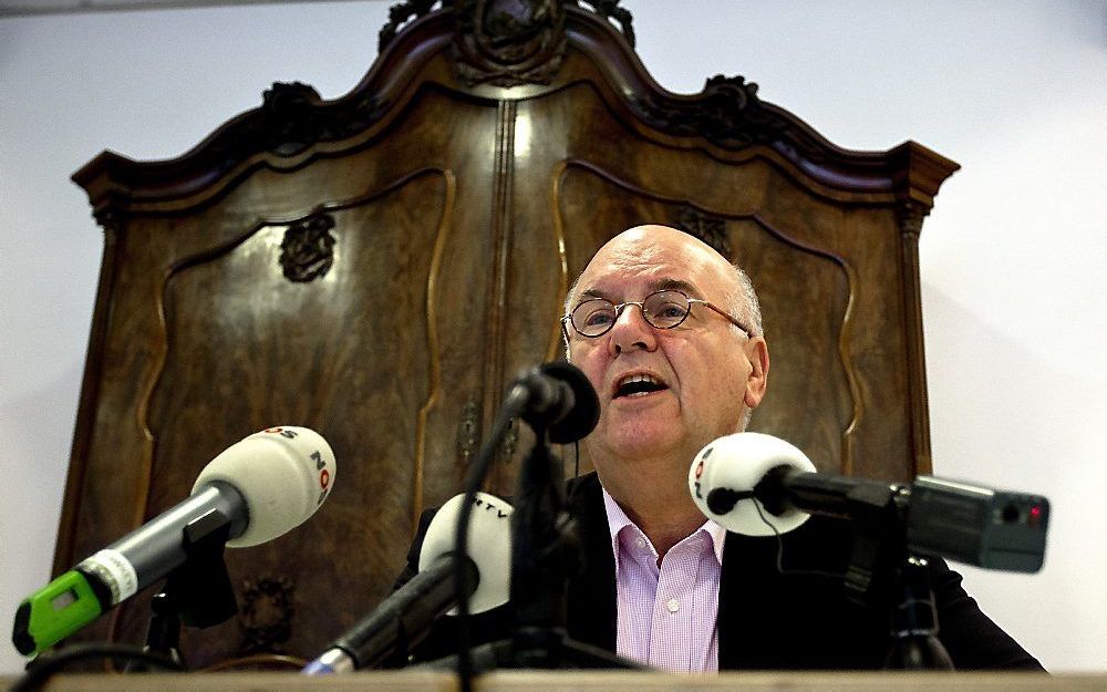 Burgemeester Fons Hertog van Huizen geeft tijdens een persconferentie uitleg over twee door koolmonoxidevergiftiging omgekomen meisjes van 11 en 12 jaar. Foto ANP