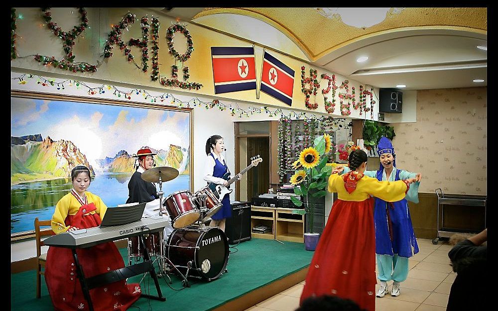 In een door Noord-Korea gerund restaurant in Shenyang, een stad in het noordoosten van China aan de grens met Noord-Korea, fungeert het bedienend personeel tevens als entertainers van de gasten. Foto Henk Visscher