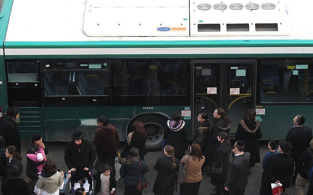 In sommige bussen is er geen strikte scheiding, maar vrouwen en mannen neigen er wel toe apart van elkaar te gaan zitten. Foto: Alfred Muller