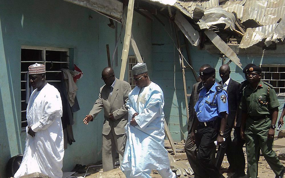 de gouverneur van de Nigeriaanse staat Borno bezoekt op 8 mei 2011 de rooms-katholieke Sint-Patrickkerk in Maiduguri, die kort daarvoor door een aanslag is getroffen. Foto EPA