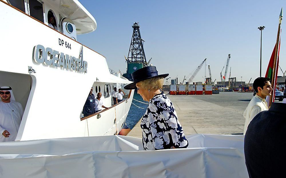 De koningin betreedt een jacht in de haven van Dubai.  Foto ANP