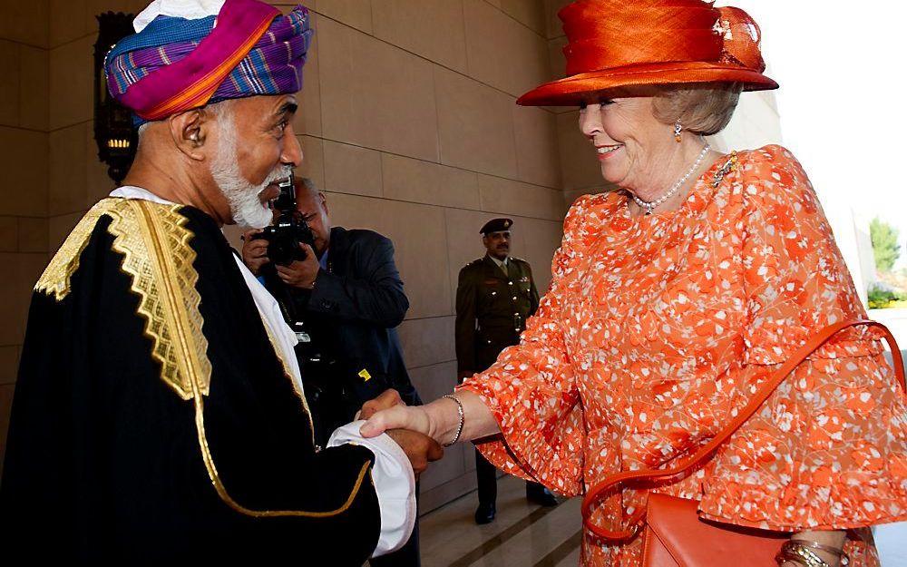 MUSCAT - Sultan Qaboos ontvangt koningin Beatrix bij de stadspoort van Muscat. Foto ANP