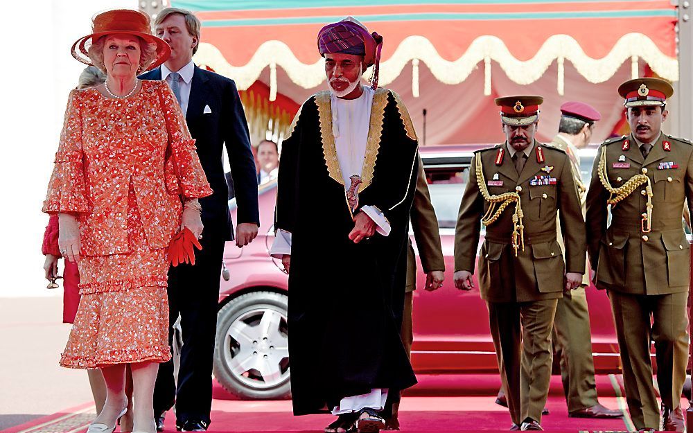 MUSCAT - Sultan Qaboos arriveert met koningin Beatrix, prins Willem-Alexander en prinses Maxima bij het Al Alam paleis. Het koninklijk gezelschap brengt een driedaags staatsbezoek aan Oman. Foto ANP