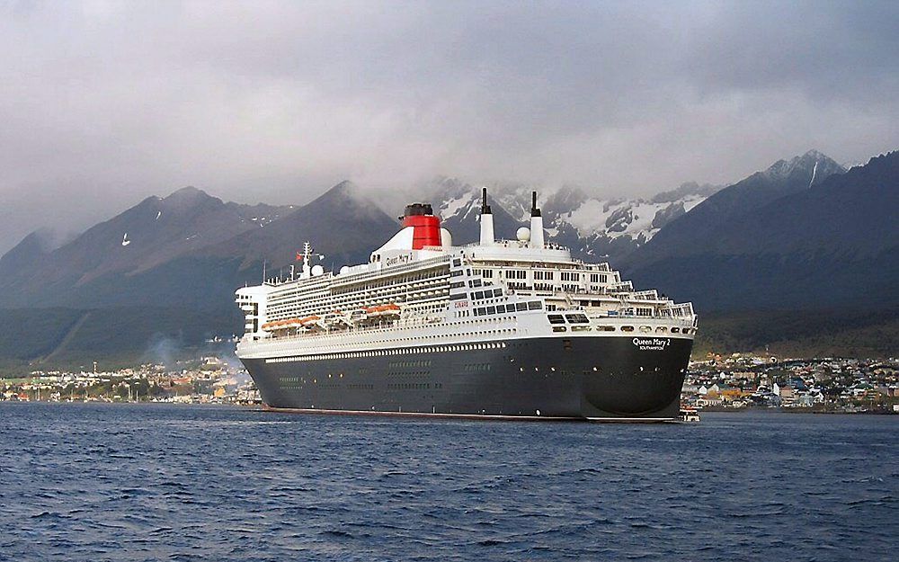 Het Britse cruiseschip Queen Mary II nadert Ushuaia. (Foto uit 2006.) Foto EPA