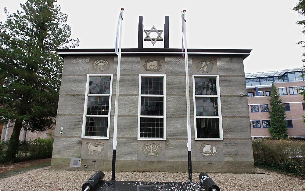 De synagoge aan de Paslaan in Apeldoorn staat te koop. Door vergrijzing is de joodse gemeenschap niet langer in staat het gebouw te handhaven. De in 1960 gebouwde sjoel verving een synagoge uit 1890, die in augustus 1941 in brand werd gestoken en zwaar be