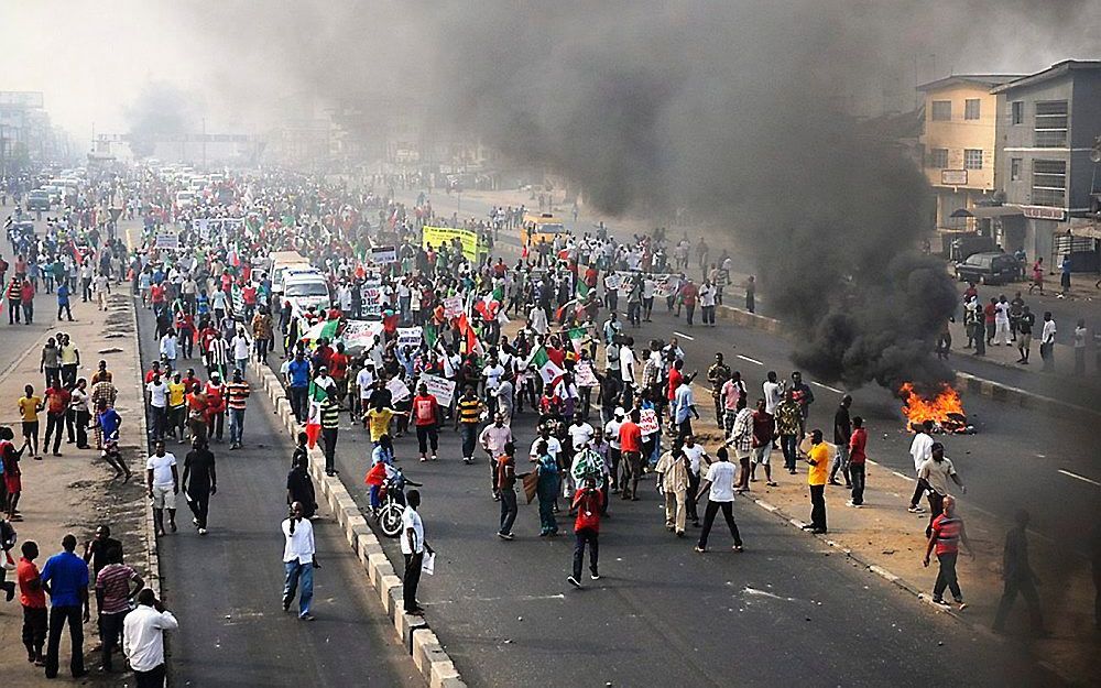 Tienduizenden Nigerianen protesteren al de hele week tegen de afschaffing van de brandstofsubsidies in Nigeria. Foto: beeld van opstanden in de zuidelijke miljoenenstad Lagos, dinsdag. Foto EPA