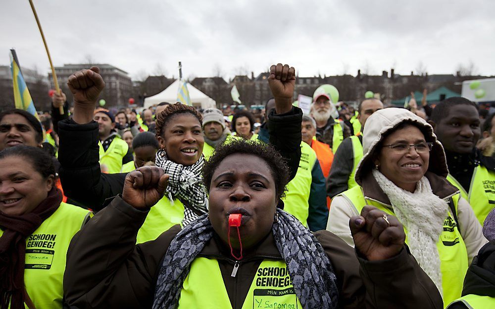 Zo’n 2000 schoonmakers voerden donderdag actie in Den Haag. De actievoerders vroegen Kamerleden en voorzitter Bernard Wientjes van werkgeversorganisatie VNO-NCW om steun voor hun strijd tegen de werkdruk. Foto ANP