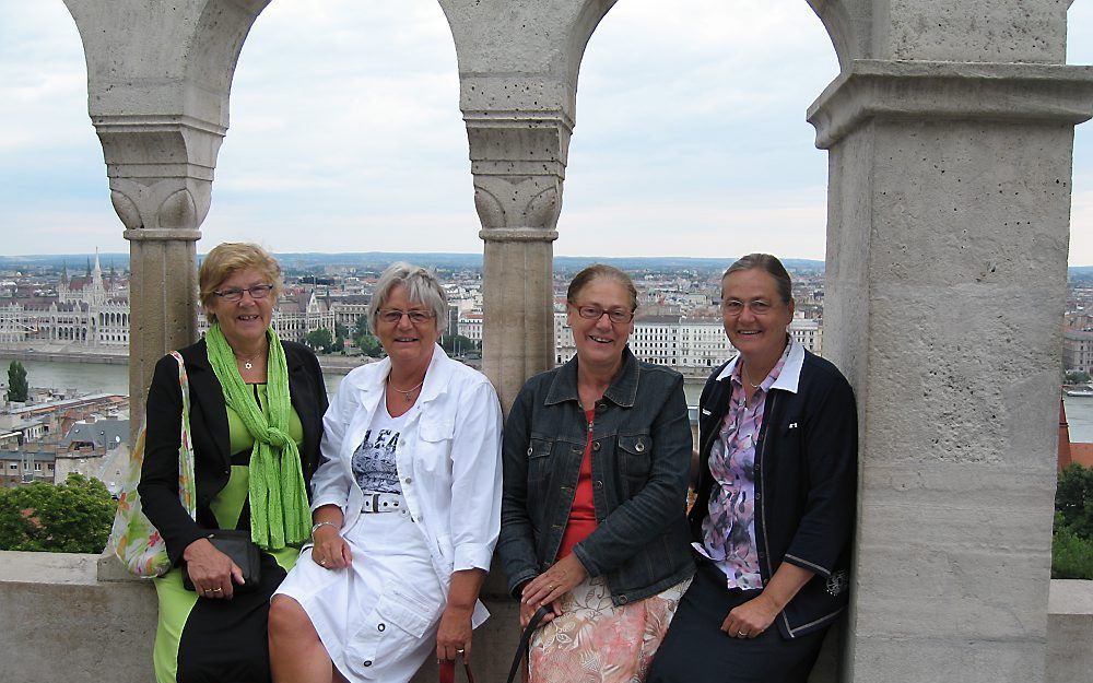 De zussen Van Schothorst, (v.l.n.r.) Janneke, Ria, Marja en Anny, tijdens een vakantie in Hongarije. Foto Van Schothorst