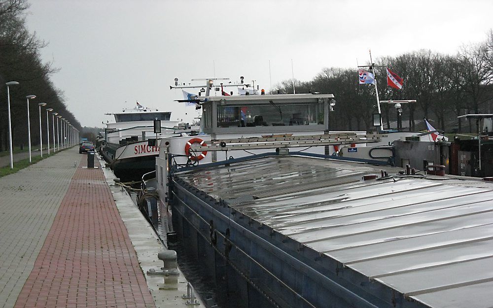 Gestrande binnenvaartschepen bij Eefde. Foto RD