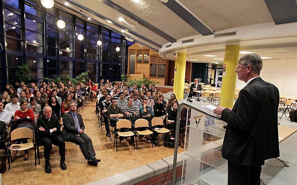 Dhr. Waaijenberg spreekt op de conferentie van studenten Gereformeerde Gemeenten in Gouda. Foto RD, Anton Dommerholt