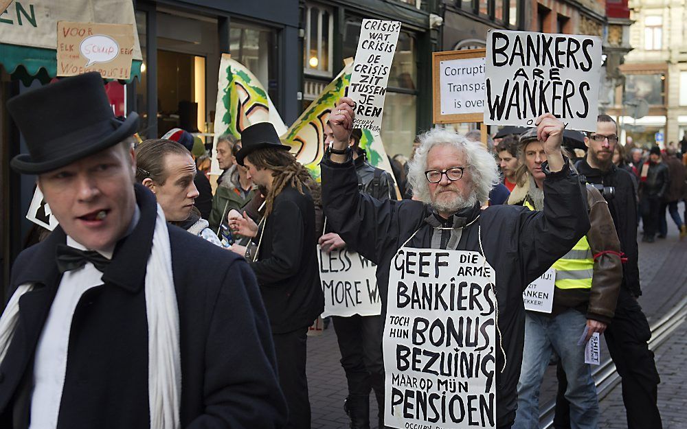 AMSTERDAM - Demonstranten van Occupy in de Amsterdamse Kalverstraat zaterdag. De Occupyers liepen een protestmars vanaf het Beursplein door de Amsterdamse winkelstraat. Foto ANP