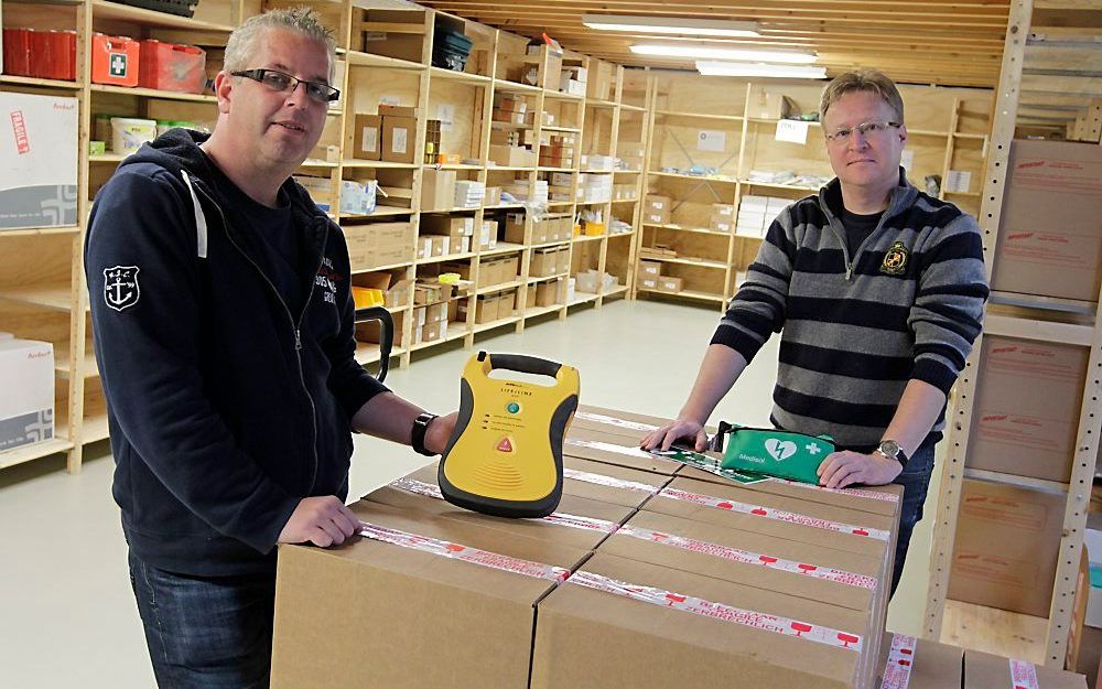 Pieter Joziasse (r.) en Edwin Roelse in het magazijn van Medisol in Middelburg. Foto RD, Anton Dommerholt