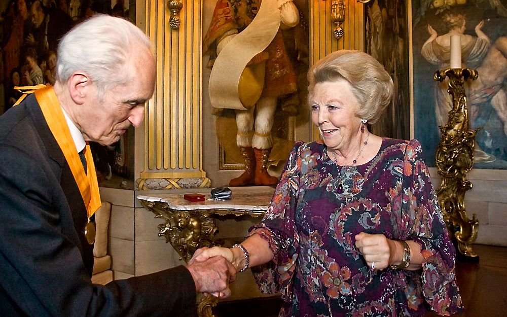 De Nederlandse klavecinist, organist en dirigent Gustav Leonhardt ontving in 2009 op Paleis Huis ten Bosch de Eremedaille in de Huisorde van Oranje van koningin Beatrix.  Foto ANP