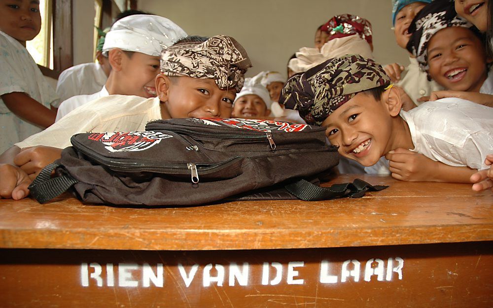 Op Bali zetten mensen de naam van de gever op geschenken.  Foto Familie van de Laar