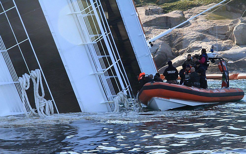 Reddingwerkers bij de Costa Concordia. Foto EPA