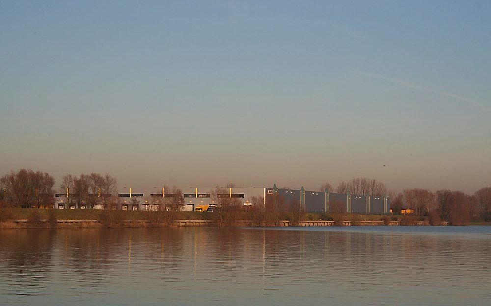 Overslagbedrijf Van Uden wil de capaciteit van de containerterminal bij Haaften uitbreiden naar 50.000 containers per jaar. De gemeenteraad beslist komende maand over de plannen. Foto André Bijl